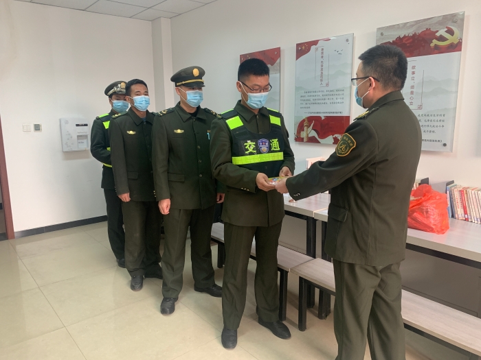 1月5日,沙河站配发“保暖贴”暖身更暖心,摄影:王蒙蒙1 1月5日,沙河站配发“保暖贴”暖身更暖心,摄影:王蒙蒙1